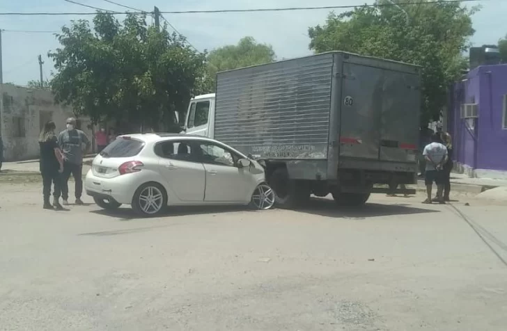 Un auto no frenó a tiempo y se incrustó debajo de un camión con mercadería