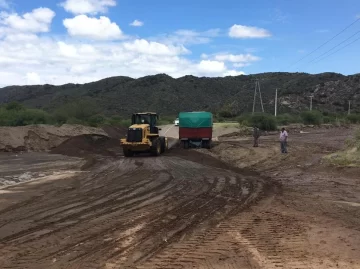 Rescataron un camión que quedó atascado por las intensas crecidas en Valle Fértil