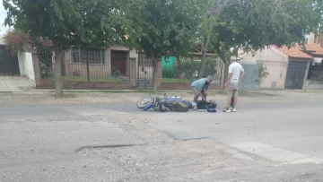 Repararon un caño, no arreglaron la calzada y un motociclista se accidentó