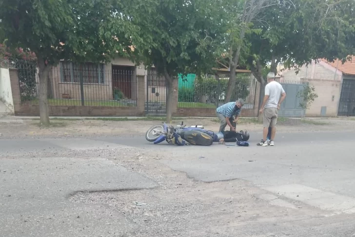 Repararon un caño, no arreglaron la calzada y un motociclista se accidentó