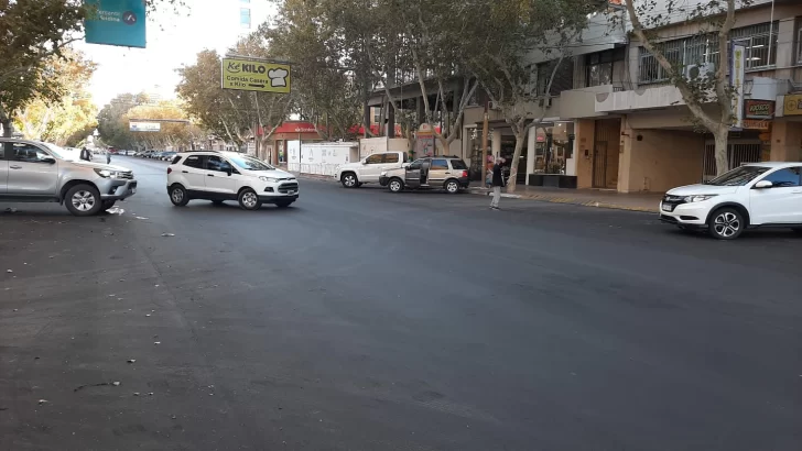 En apenas segundos le robaron el auto en el microcentro cuando se bajó al banco