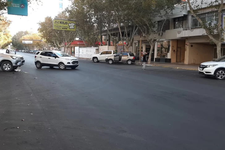 En apenas segundos le robaron el auto en el microcentro cuando se bajó al banco