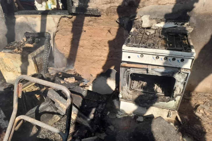 Un incendio dejó graves daños estructurales y pérdidas totales en una casa