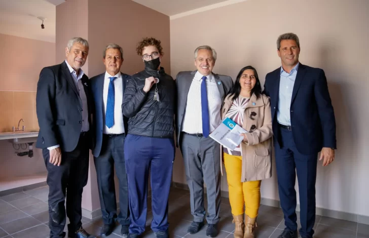 El presidente entregó 121 viviendas de un barrio que estuvo paralizado durante 23 años