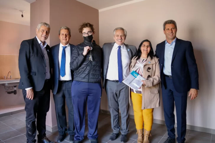 El presidente entregó 121 viviendas de un barrio que estuvo paralizado durante 23 años