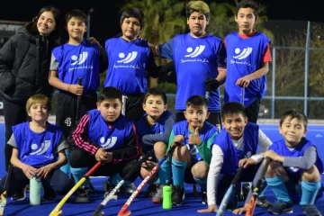 De jugar sobre césped a pisar una cancha de agua: sueño cumplido para chicos de 9 de Julio