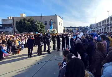 Después de dos años, cientos de fieles asistieron a la procesión de María Auxiliadora