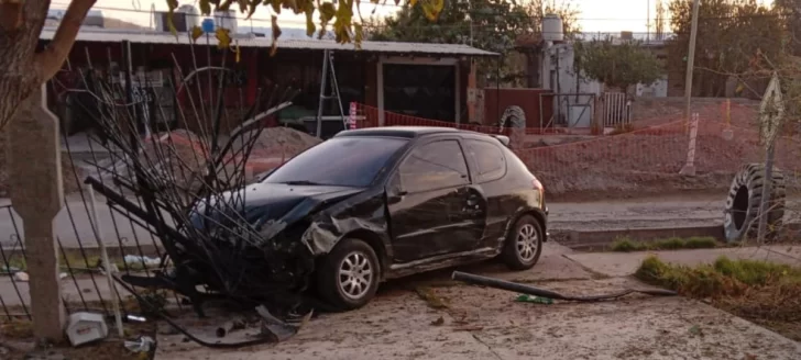 Quiso esquivar un pozo, perdió el control y destrozó las rejas de una casa