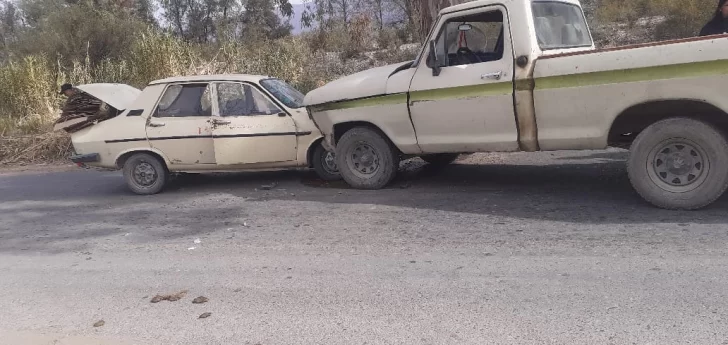 Fuerte choque frontal entre dos viejos vehículos en Pocito