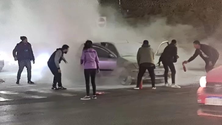 Capital: susto por el incendio de un auto a metros de una estación de servicio