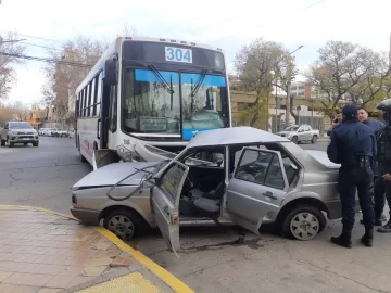 Espectacular impacto en el centro de un colectivo a un auto, cuyos ocupantes quedaron atrapados