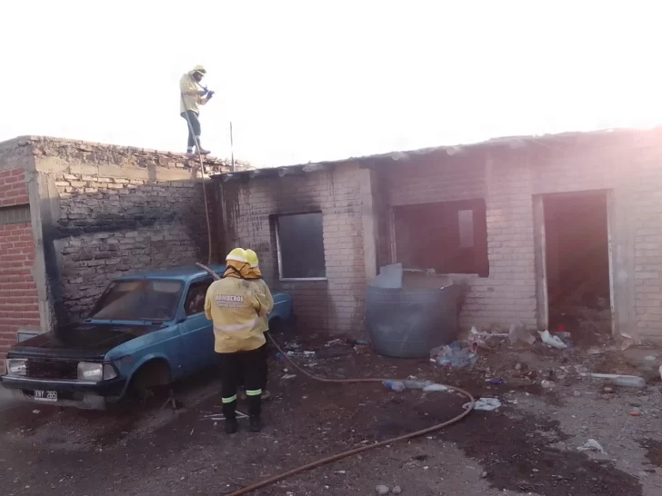 Incendio intencional en una casa abandonada puso en jaque a otras dos viviendas