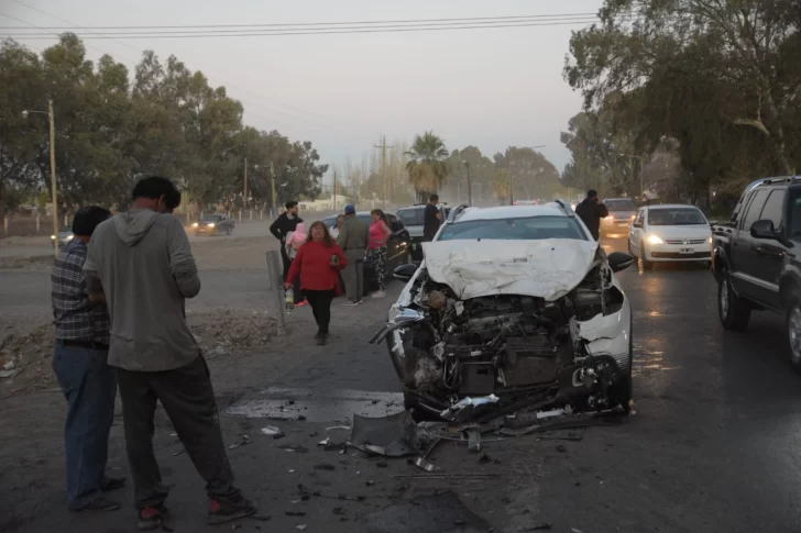 Destrozó su vehículo tras chocar desde atrás a un colectivo en plena Ruta 20