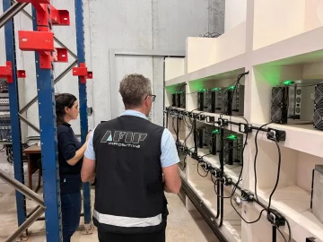 Hallan en San Juan una granja clandestina de criptomonedas en una cámara frigorífica