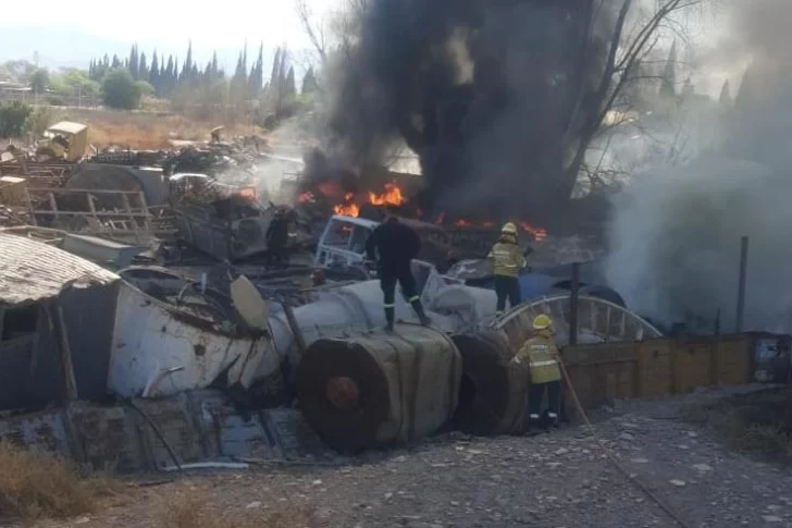 Los bomberos combatieron incendios en al menos cuatro departamentos