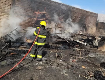 Un incendio destruyó por completo el depósito de un supermercado