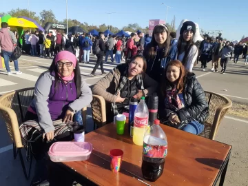 Los adolescentes se mostraron agradecidos con las comodidades de los picnics modernos