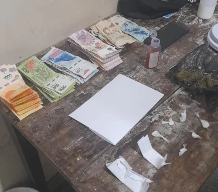 Detuvieron a un sujeto mientras vendía droga: le secuestraron $30 mil y cocaína