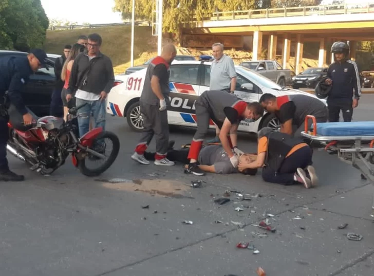 Un motociclista terminó herido tras ser embestido fuertemente por un auto