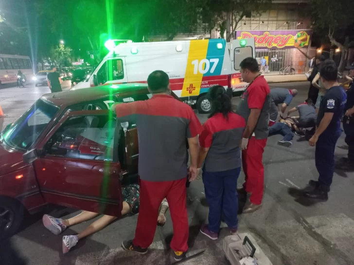 Motociclista impactó contra un auto que hizo una maniobra prohibida: al menos 2 heridos