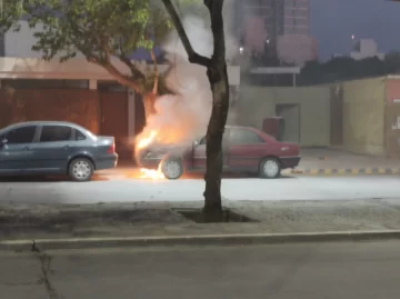 Se incendió un auto en el centro que estaba estacionado en Avenida Alem