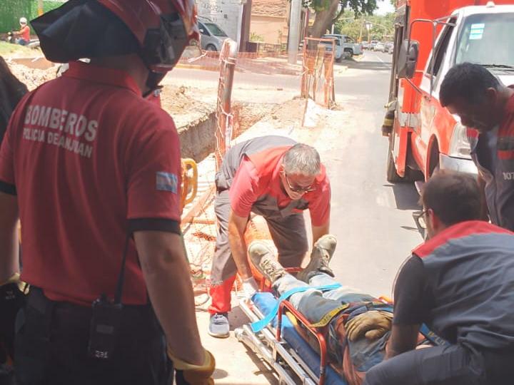 Dos operarios cayeron a una zanja tras un derrumbe y uno de ellos terminó fracturado