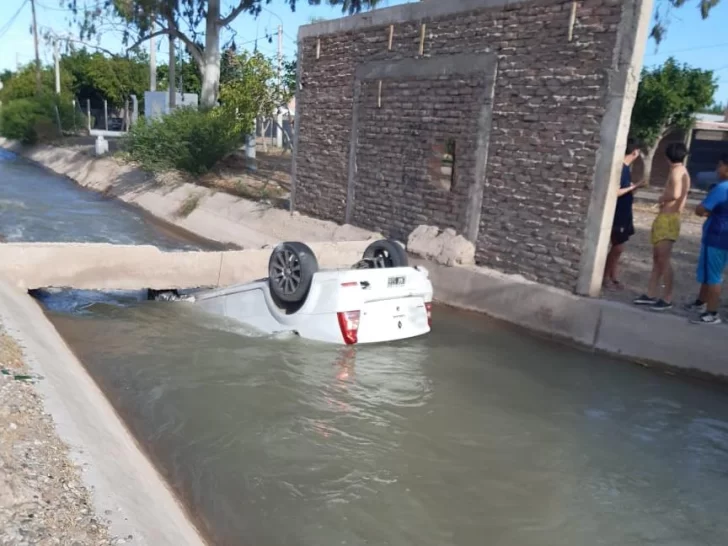 Un hombre perdió el control y terminó con su auto volcado en un canal: salió ileso