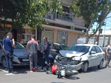 Murió un motociclista que chocó en el centro contra un auto