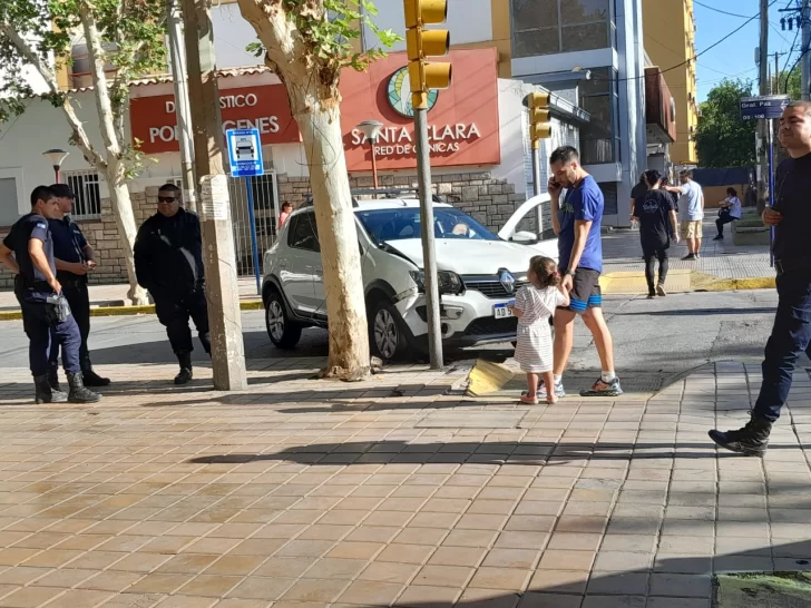 Fuerte choque en una esquina del centro: un auto hizo un trompo e impactó contra un árbol