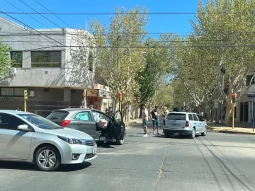 Dos autos chocaron en un cruce capitalino con semáforos