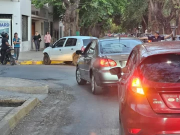 Un auto terminó con serios daños en un aparatoso choque en pleno centro