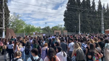 Nutrida manifestación en la puerta de la UCCuyo por los incrementos desmedidos en las cuotas