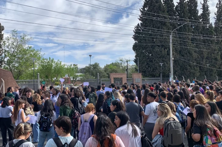 Nutrida manifestación en la puerta de la UCCuyo por los incrementos desmedidos en las cuotas