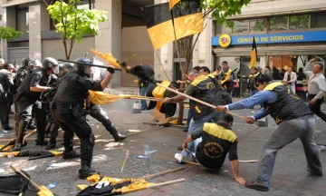 Camioneros, taxistas y la UTA deberán pagar 700 mil pesos a un policía agredido en una manifestación