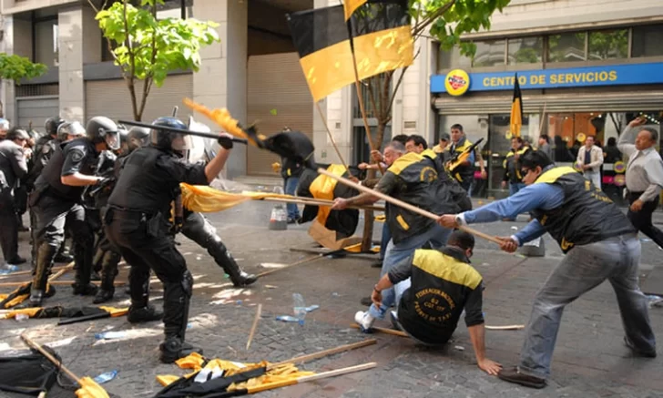 Camioneros, taxistas y la UTA deberán pagar 700 mil pesos a un policía agredido en una manifestación