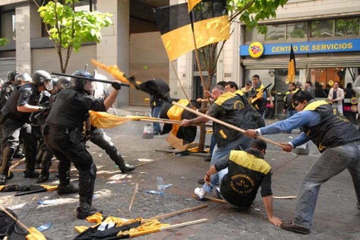 Camioneros, taxistas y la UTA deberán pagar 700 mil pesos a un policía agredido en una manifestación