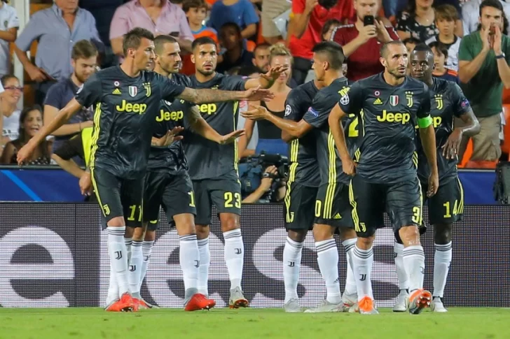 Con un hombre menos y dos goles de penal, Juventus superó a Valencia