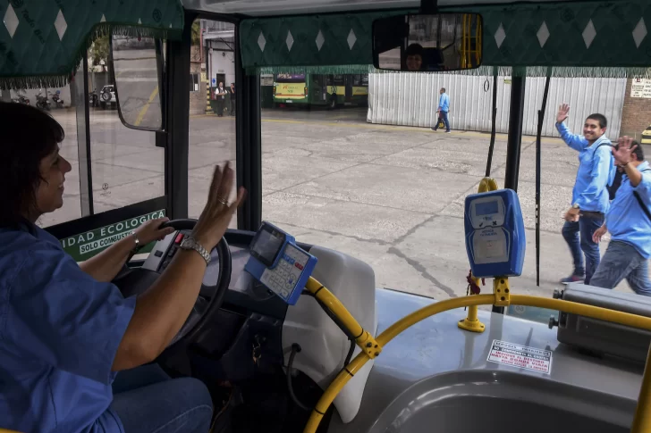 Mujeres de todo el país podrán inscribirse para conducir micros