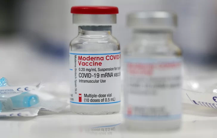El lunes se cierra el contrato para la llegada de vacunas de Moderna