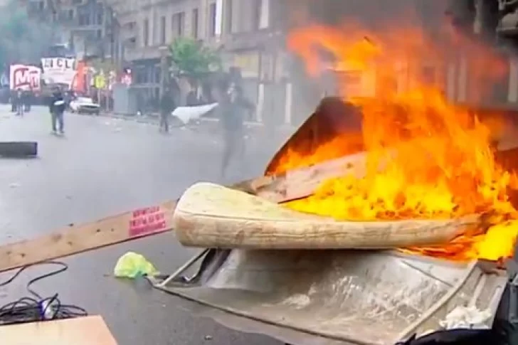 Hubo serios incidentes frente al Congreso mientras se debate el Presupuesto