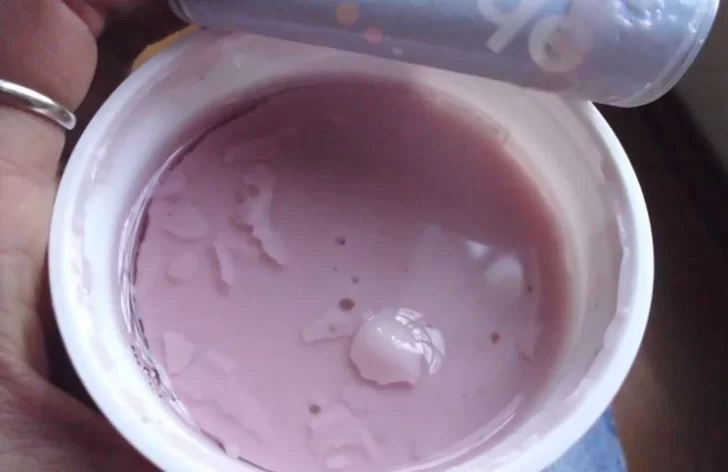 Por qué no hay que tirar a la basura el líquido que se hace arriba del yogur