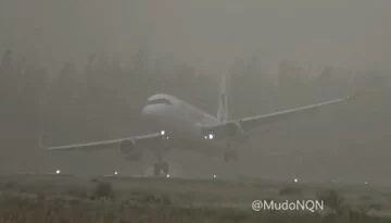 Una tormenta sacudió un avión como si fuera un pedazo de papel