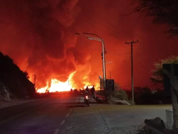 Después de varias horas, esta madrugada controlaron el fuego en el Parque Sarmiento