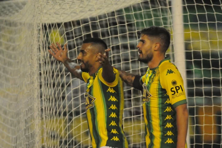 Mal debut para Lavallén: Aldosivi goleó a Colón 3 a 0