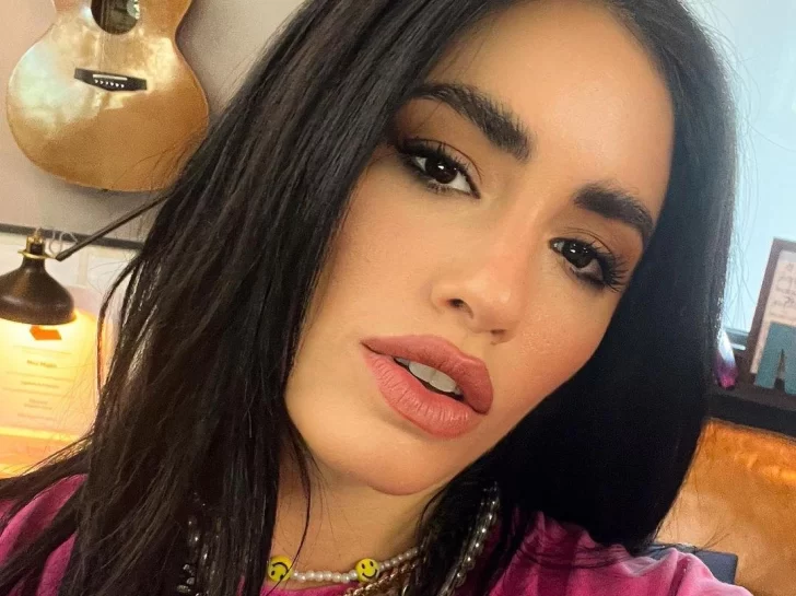 Lali Espósito y sus fotos en el espejo con diminuta ropa