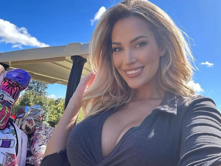 Desde el campo de golf, Paige Spiranac lució una extrema minifalda