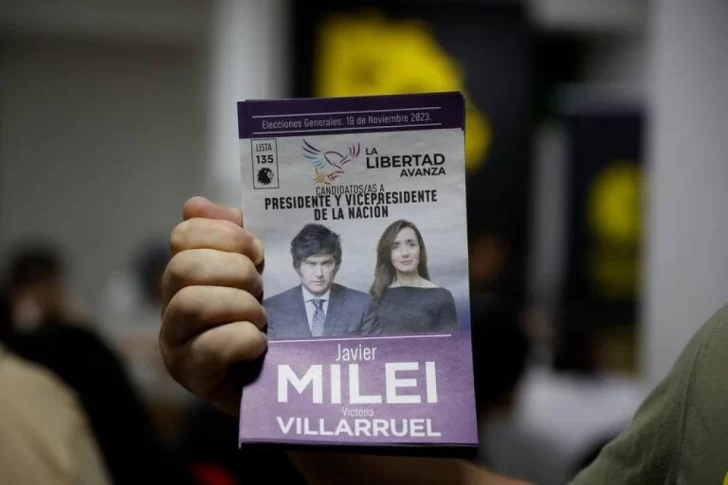 Detuvieron a un adolescente de 16 años por robarse boletas de Javier Milei