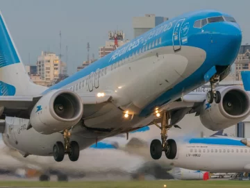 Privatización de Aerolíneas Argentinas: el Gobierno se reunió con directivos de tres empresas