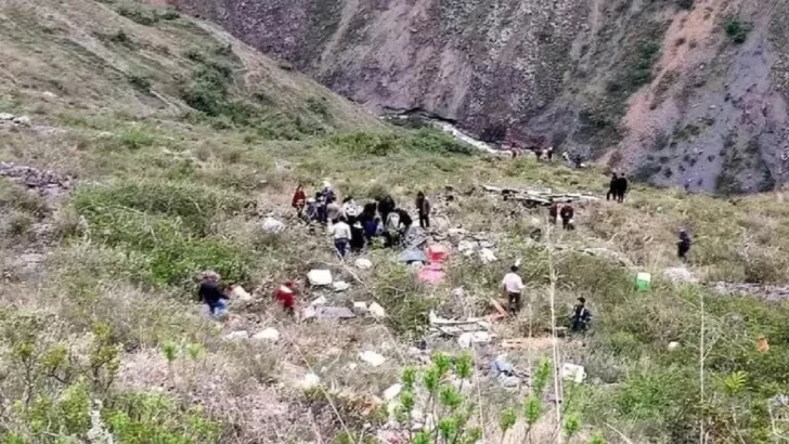 Murieron al menos 20 personas por la caída de un micro a un barranco en Perú