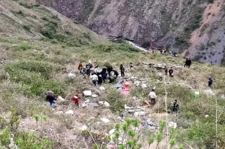 Murieron al menos 20 personas por la caída de un micro a un barranco en Perú